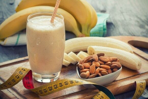 Smuses with a banana and almond